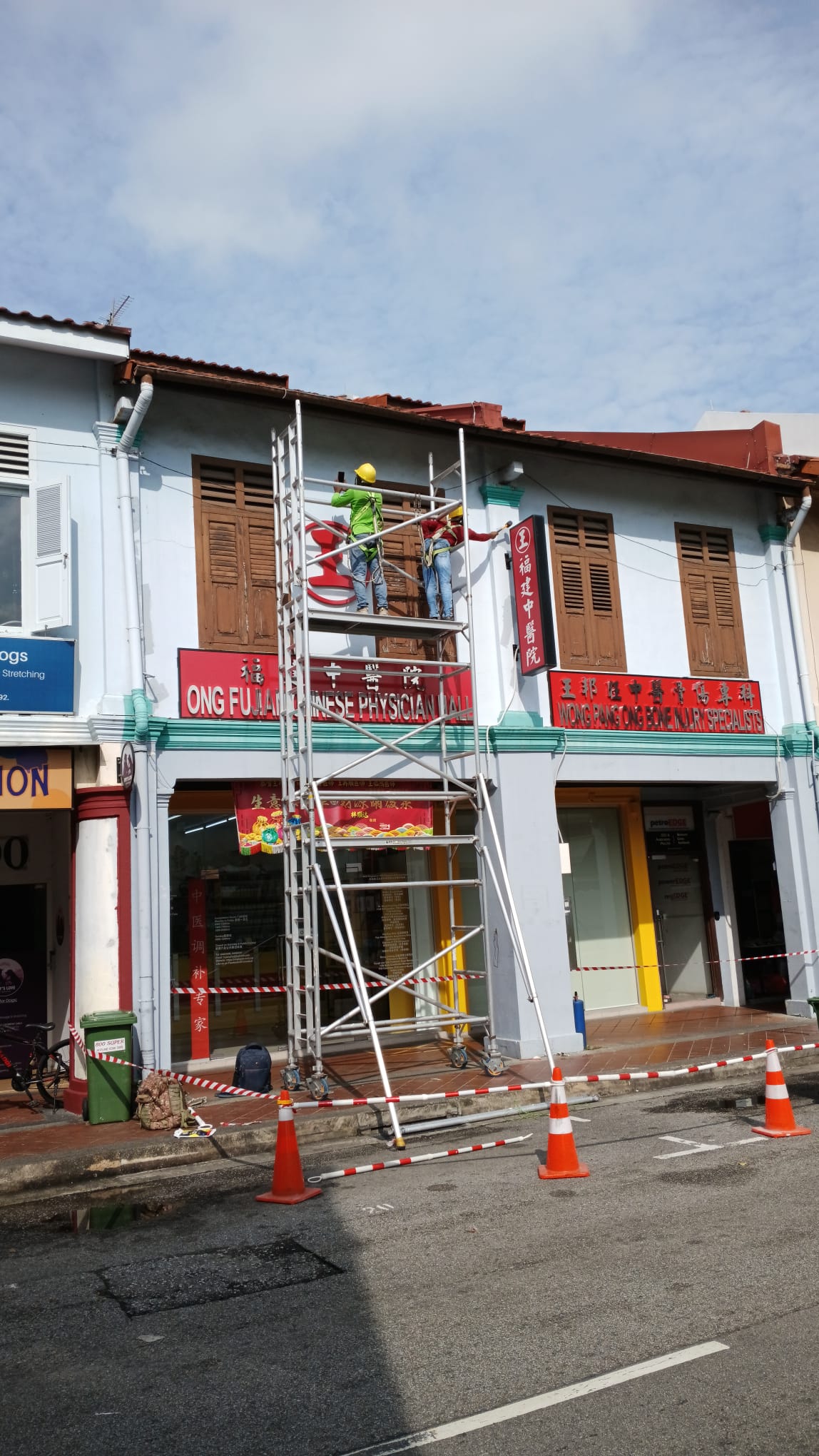 Mobile scaffold beside the Joo Chiat Road shophouse facade